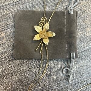 EUC Elegant Gold Floral Pendant Necklace